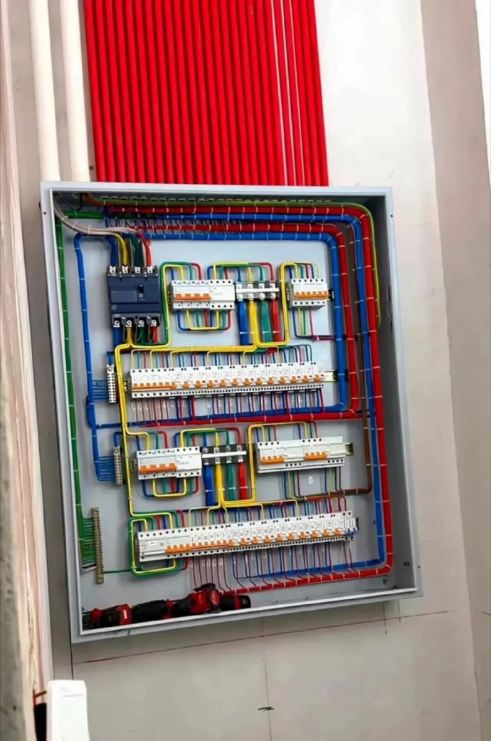 電路布線完成，電工師傅收費(fèi)2500元，這價(jià)格究竟貴不貴？